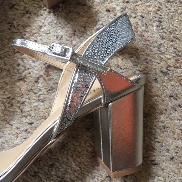 NWOT Badgley Mischka Jewel silver sequin strappy chunky heel dress sandals - Picture 7 of 8